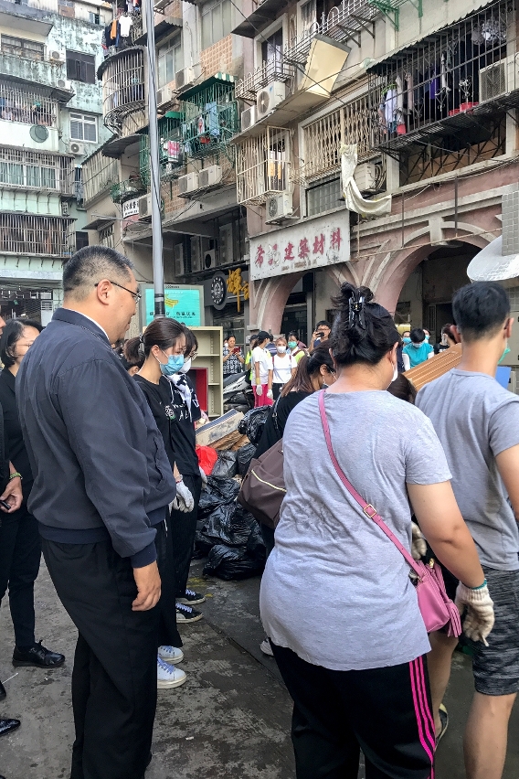 行政長官今(26)日下午到達下環街一帶，了解該區善後情況。