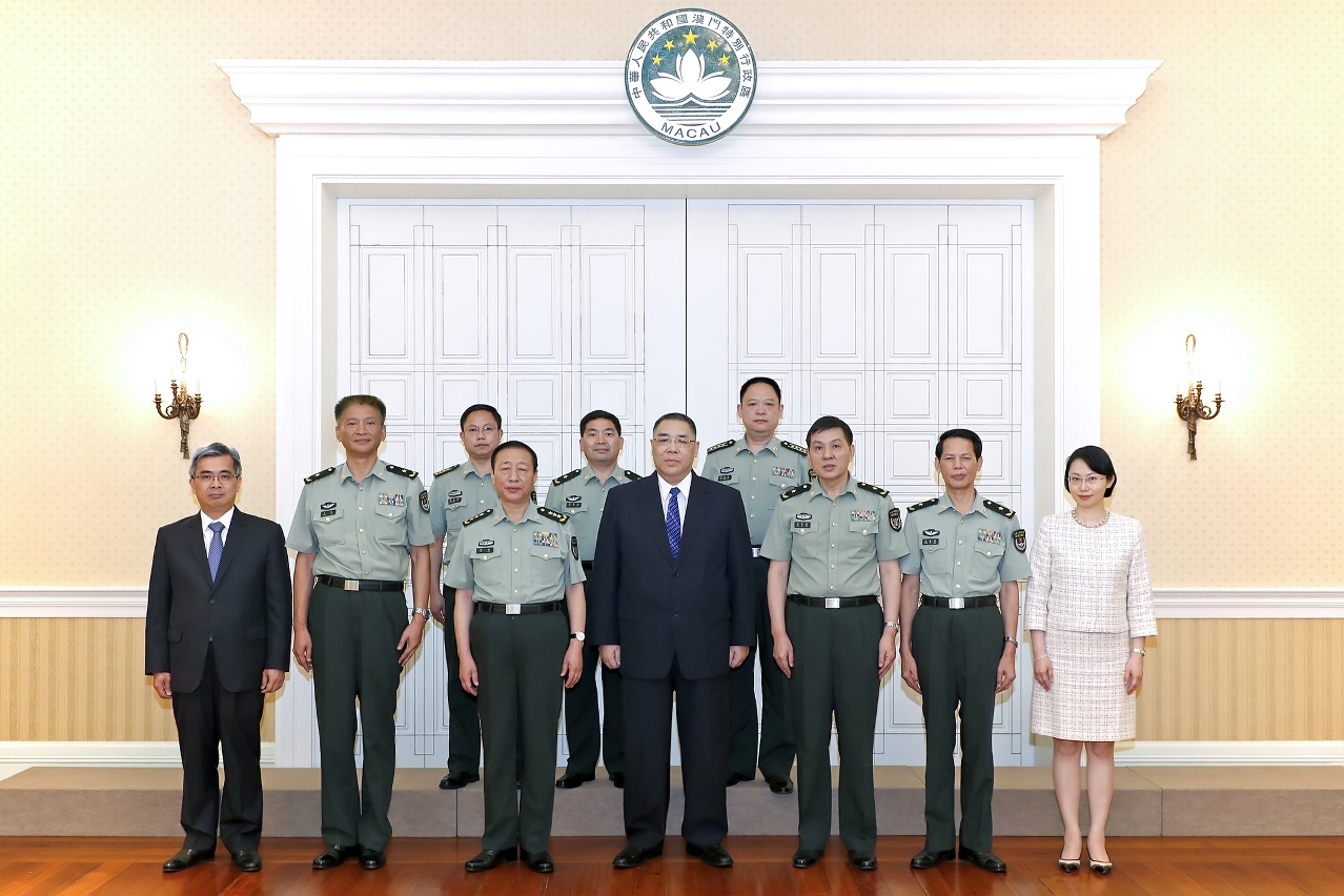 Encontro entre o Chefe do Executivo, Chui Sai On, e o comissário político do comando do teatro do sul (Southern Theater Command) do Exército de Libertação do Povo Chinês, Wei Liang (3.º esq. frente).