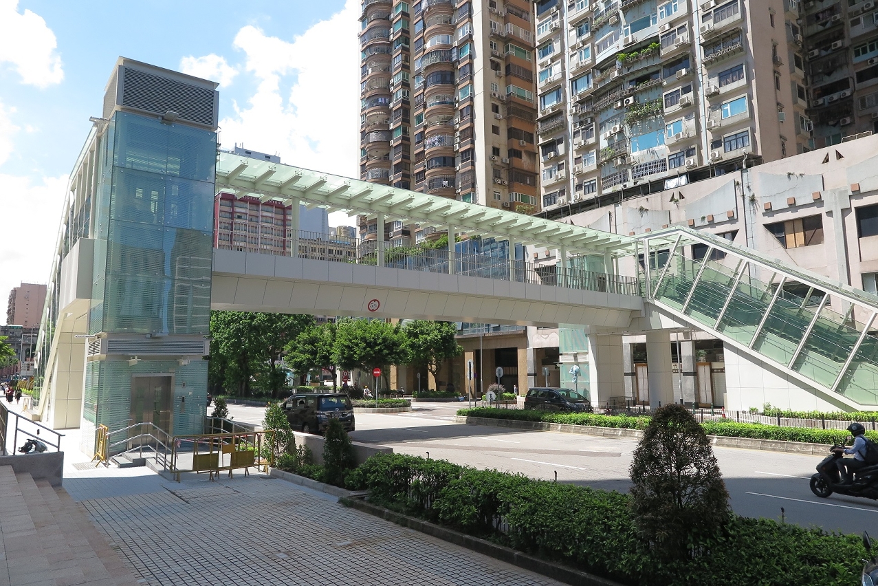 Footbridge in Avenida Doutor Mário Soares