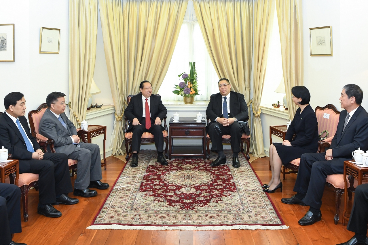 Chefe do Executivo reúne-se com o governador da província de Hubei