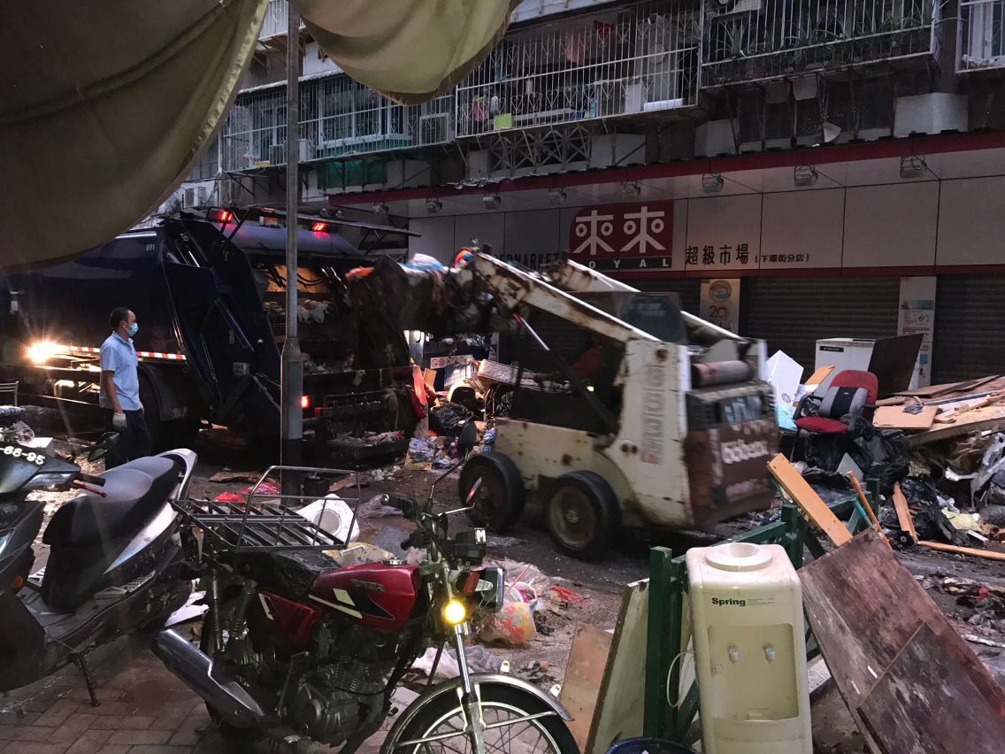 使用山貓鏟車加快垃圾收集