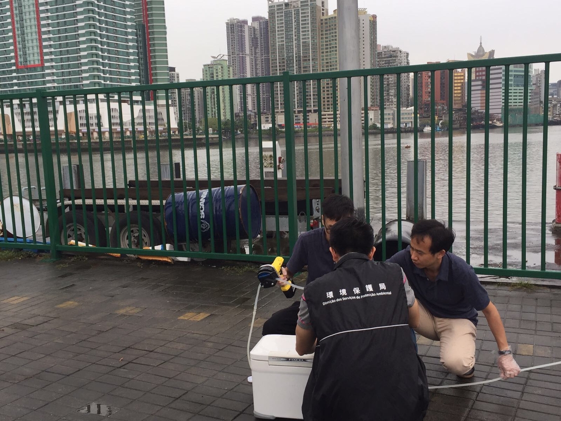 環保局人員採集水樣以調查水質狀況