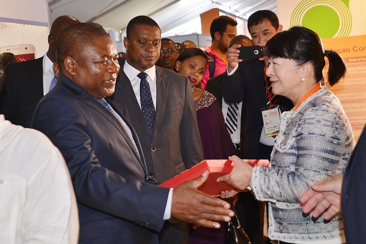 A Vogal Executiva do IPIM, Dra. Irene V. K. Lau, acompanha o Presidente da República de Moçambique, Dr.Filipe Nyusi,numa visita ao Pavilhão de Macau