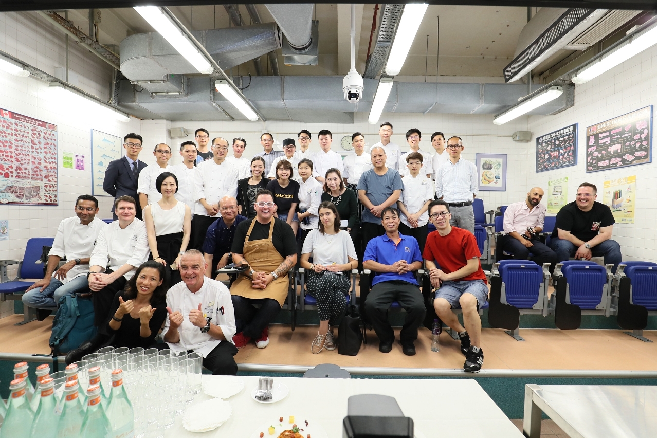 Chef Graham Elliot took a photo with the local chef Betty Fung and the attendees