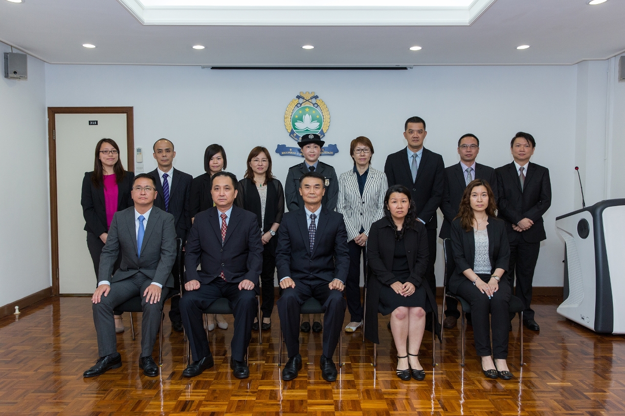 Fotografia conjunta entre os dirigentes e chefias da DSC e a Comissária-chefe Leung Man Wa