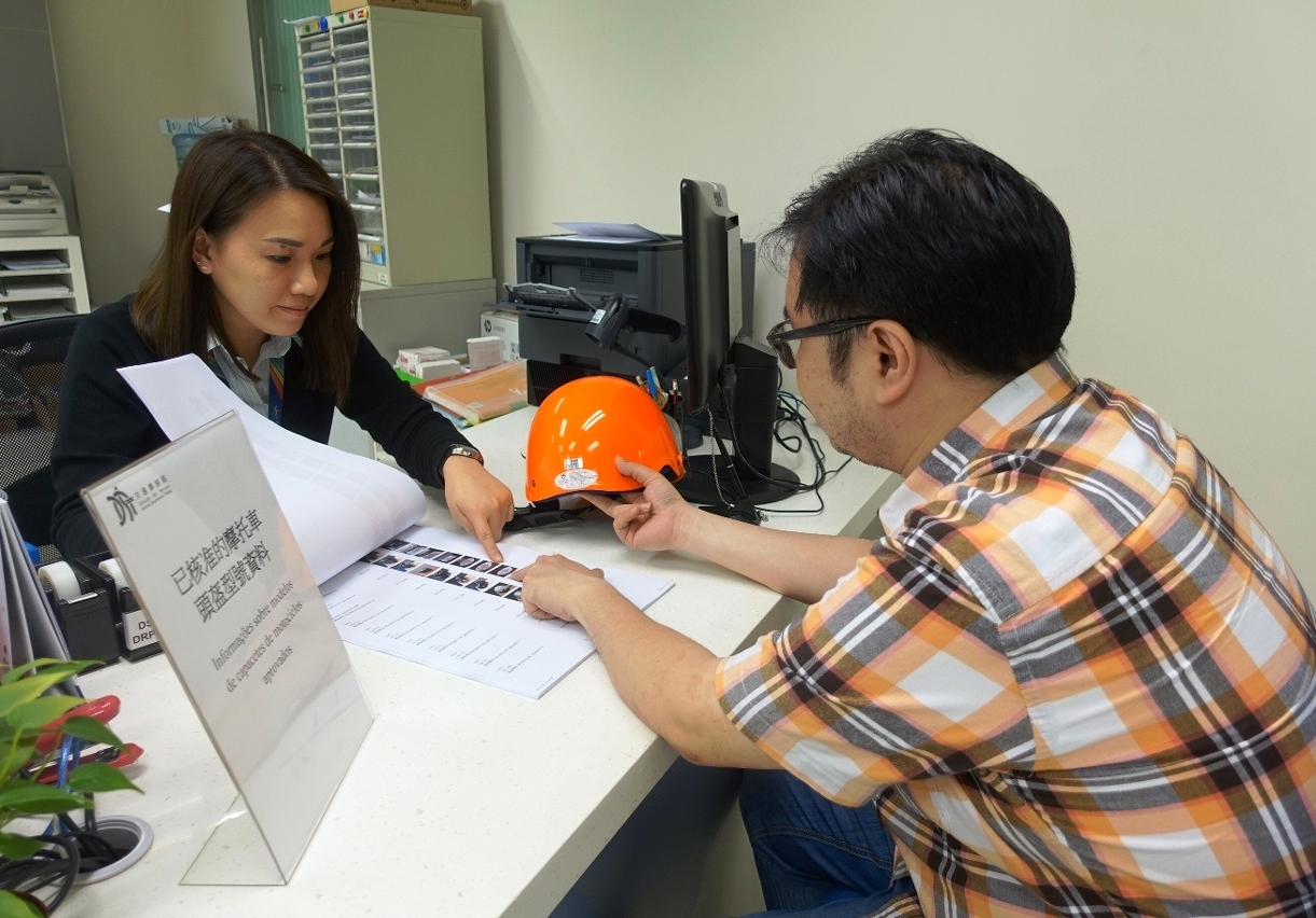 市民可親臨交通事務局服務專區查閱已核准的頭盔型號
