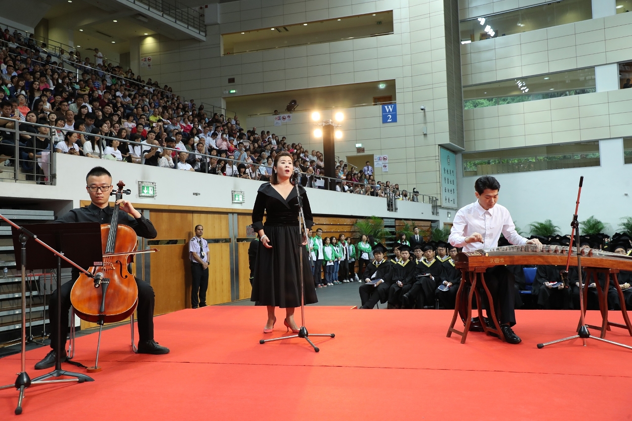 老師和學生表演