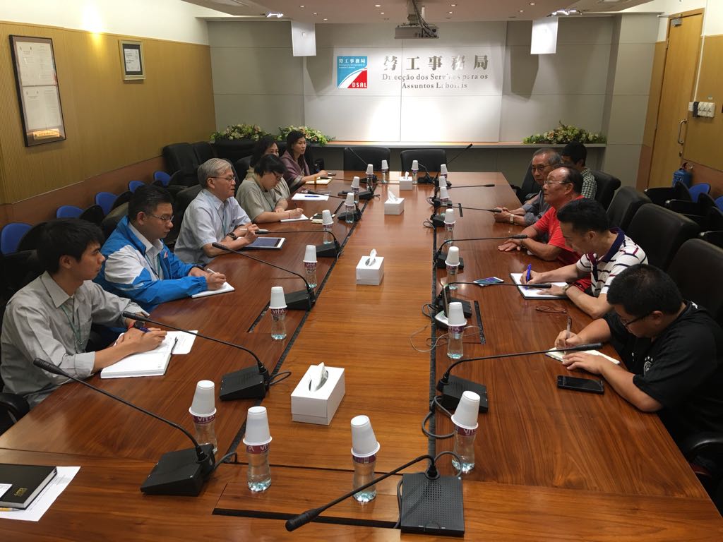 Reunião realizada hoje (dia 14) entre a DSAL e o Presidente da Associação Geral dos Operários de Construção Civil de Macau, Cheong Man Fun, para reforçar o trabalho de segurança e saúde ocupacional