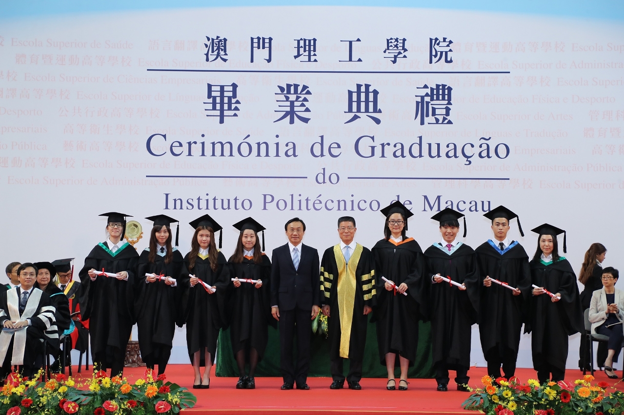 O Senhor Secretário para os Assuntos Sociais e Cultura entregando certificados de graduação aos alunos graduados com o melhor desempenho