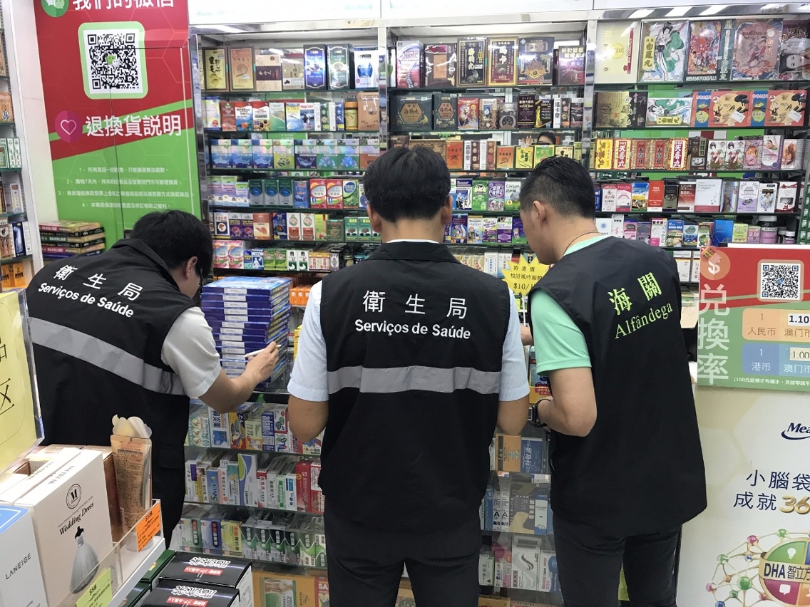 海關關員聯同衛生局人員在涉案藥房調查