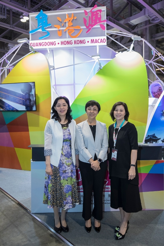 Director General of Tourism Administration of Guangdong Province, Zeng Yingru (left)； Deputy Executive Director of Hong Kong Tourism Board, Becky Ip (right) and MGTO Director Maria Helena de Senna Fernandes at “Guangdong･Hong Kong･Macao” themed zone