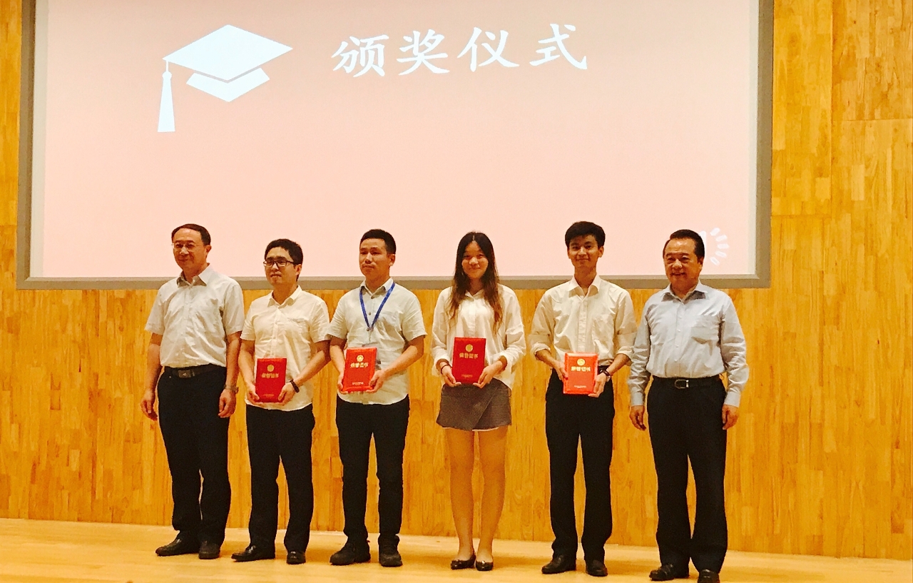 The paper of ICMS master’s student Li Pengpeng (2nd from right) receives the first prize of a national pharmaceutical forum