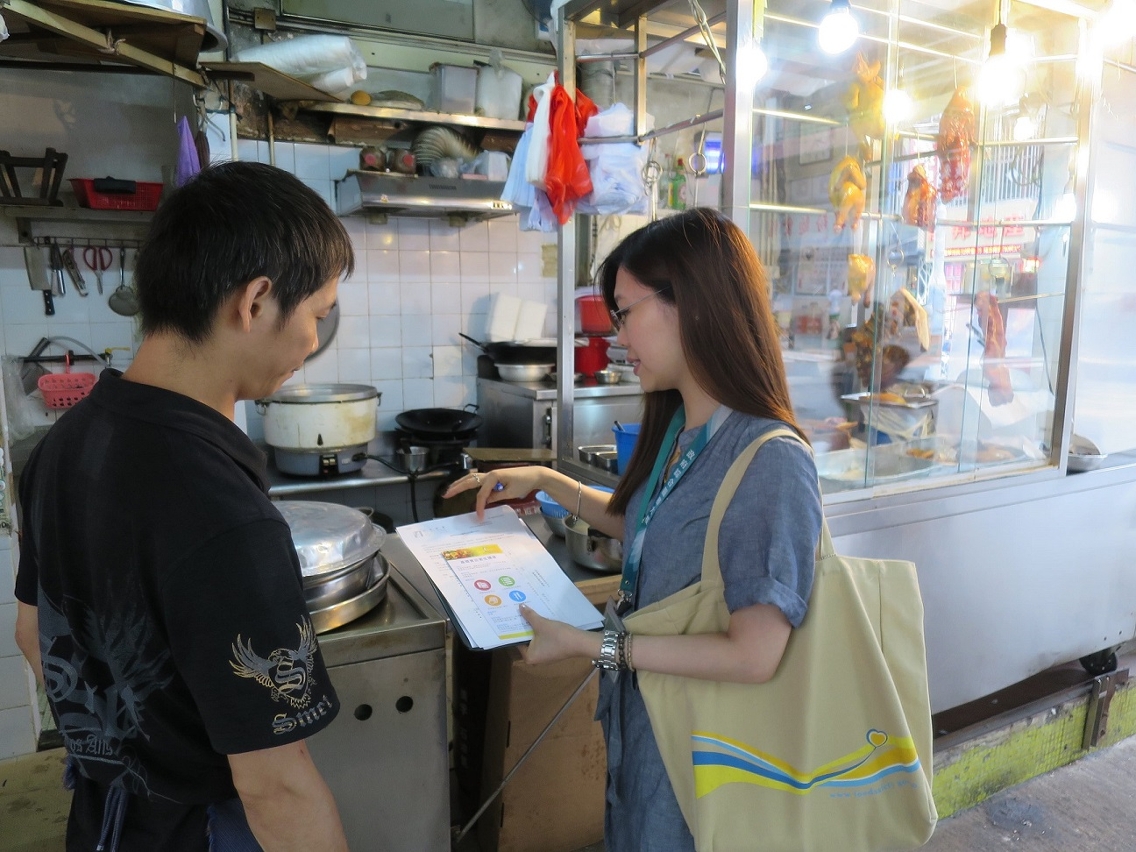 食安中心人員走訪約五十間燒味外賣場所介紹相關食安指引