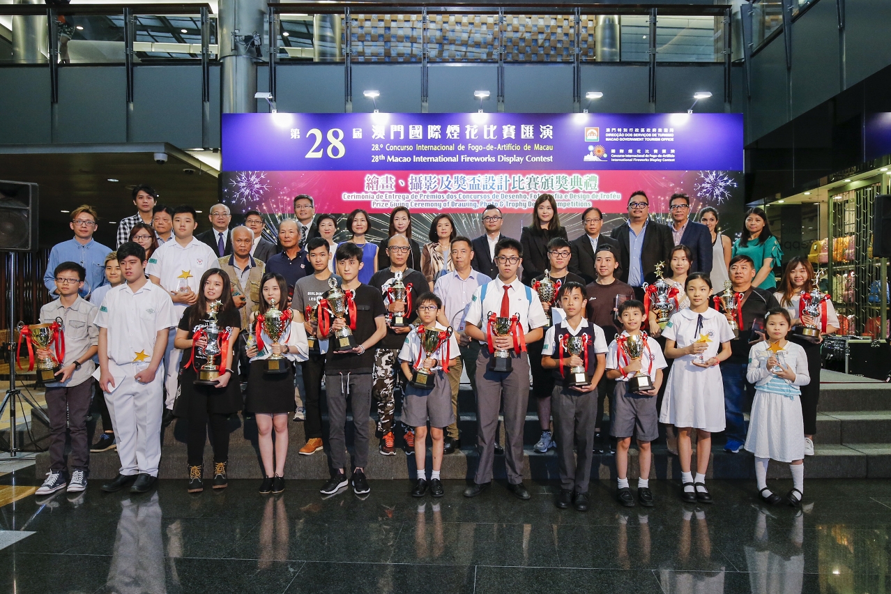 Prize presenters and awardees of various contests