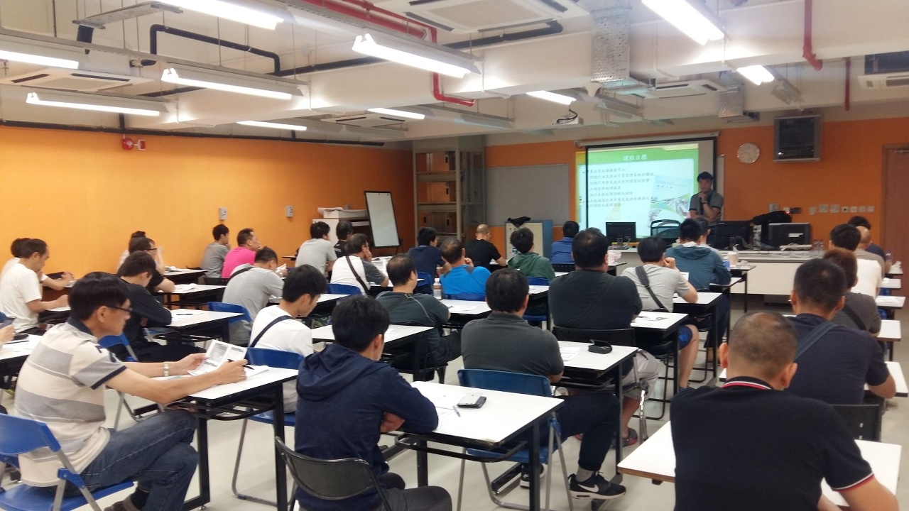 Os serviços competentes organizam os cursos de reparação de veículos para elevar o nível profissional do sector relacionado.