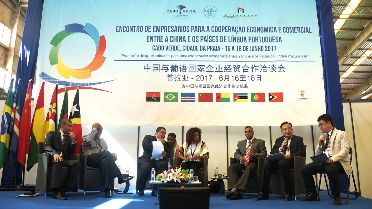 O Vice-Director do Serviço Pescas da Província de Fujian, Dr. Li Gangsheng, partilhou com os presentes a sua experiência no desenvolvimento daquele sector na sua província.