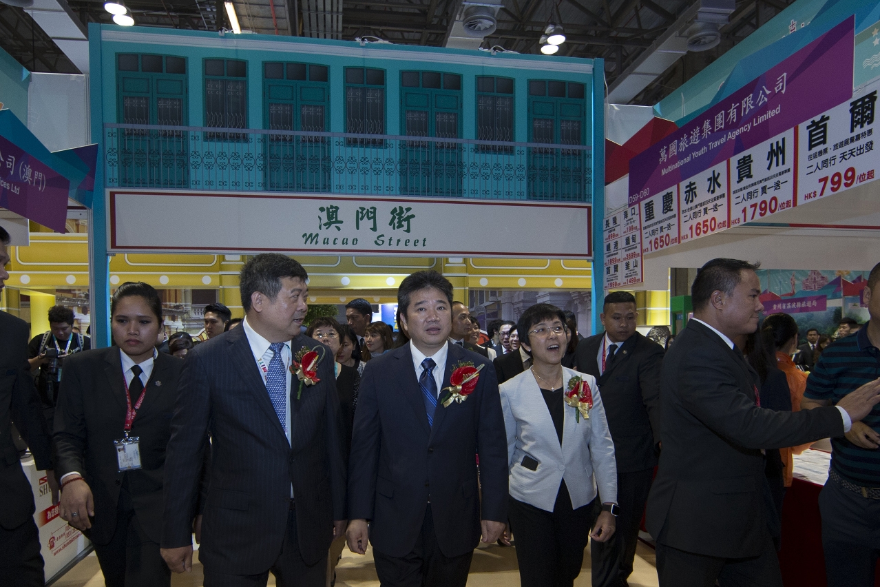 Convidados de honra visitam zona de exposição da Rua de Macau