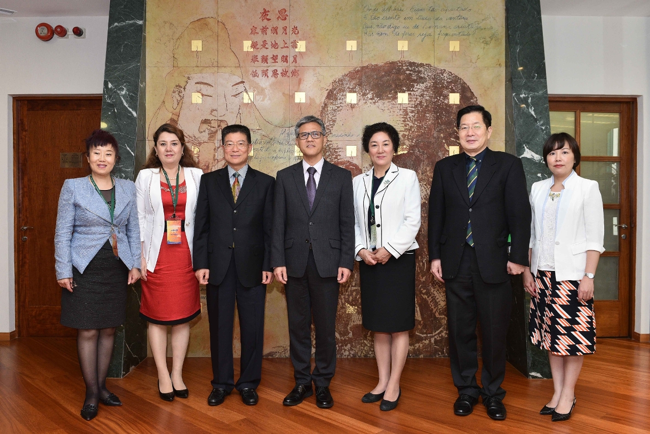 The delegation of the Educational Department of Xinjiang Uygur Autonomous Region visits the Chief of Office of the Secretariat for Social Affairs and Culture of the Macao SAR, Mr. Ip Peng Kin