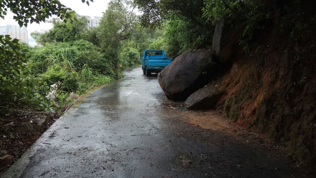 大潭山環山徑落石被移往路側，上述地點於下午近5時解封