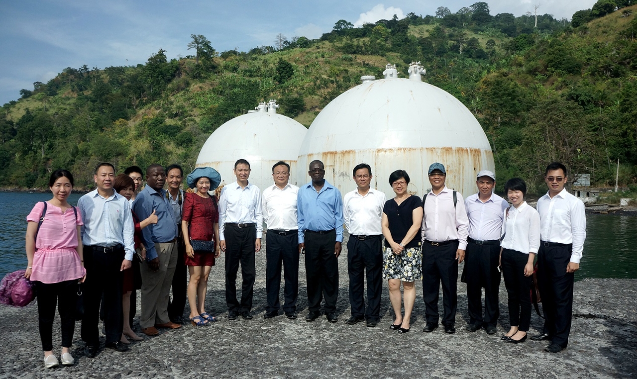 A delegação da província de Fujian visitou o porto marítimo em São Tomé e Príncipe em companhia do IPIM.