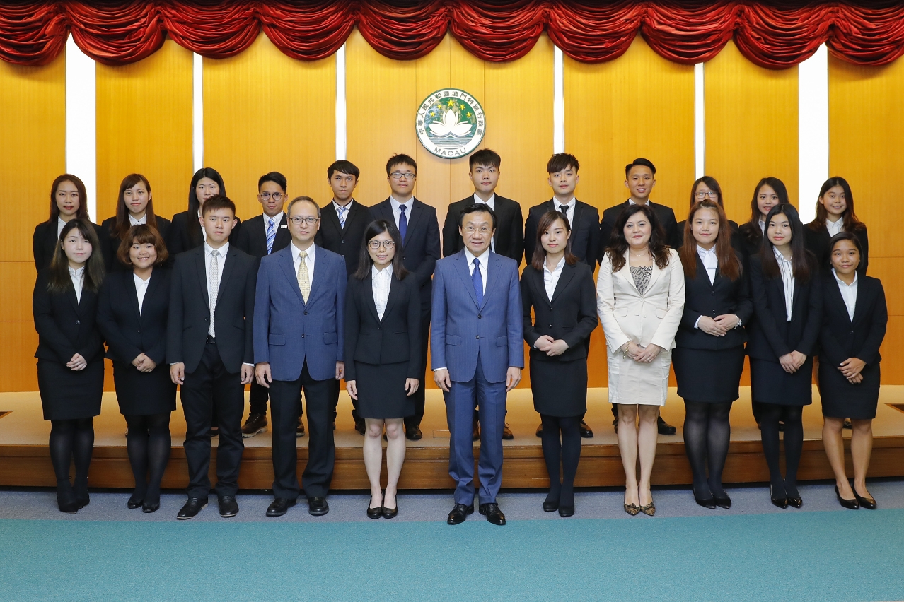 Fotografia de grupo do Secretário Alexis Tam e da Delegação de estudantes de excelência do ensino superior de Macau para intercâmbio e visita à UE e à UNESCO.