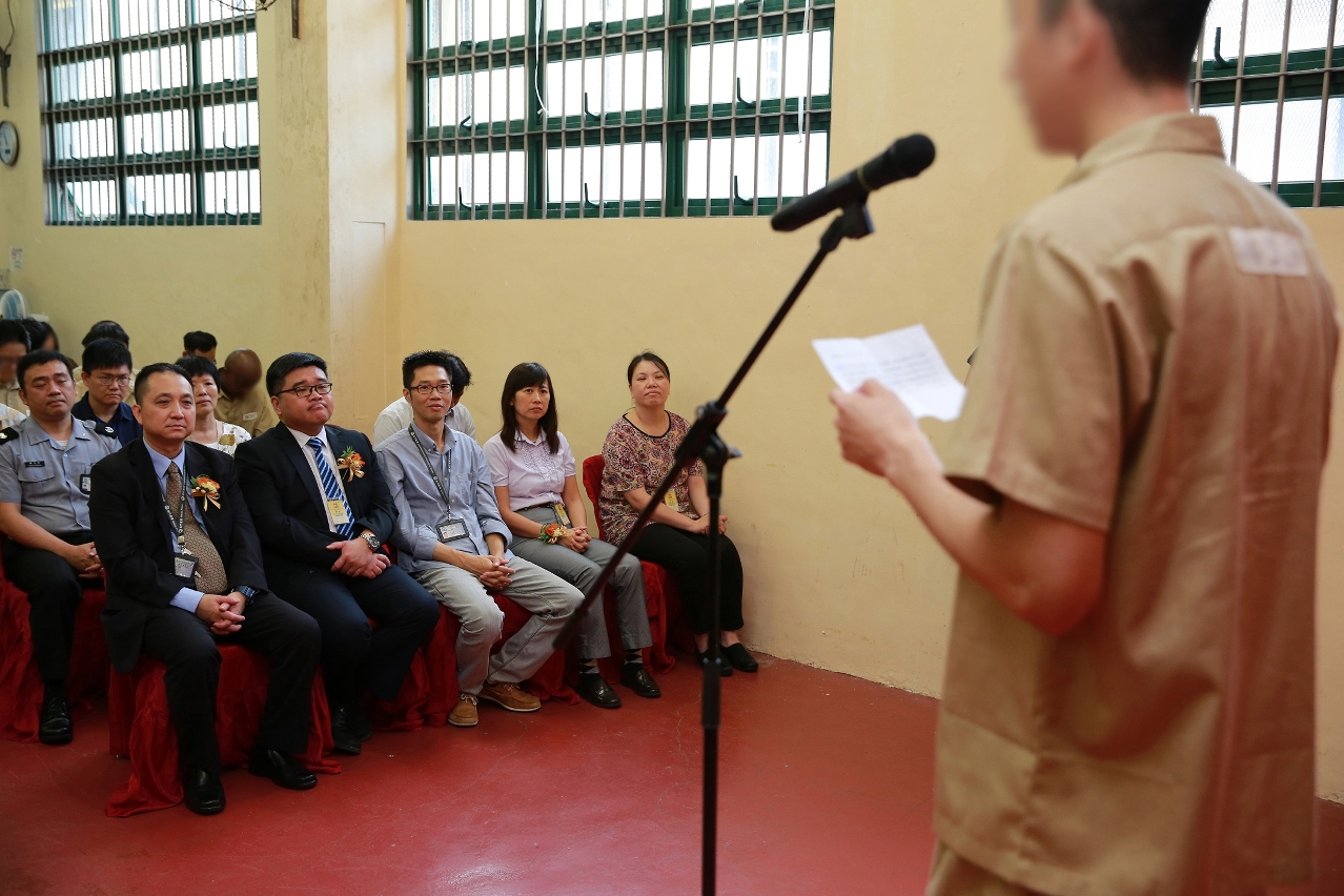 Apresentação de discurso de agradecimento pelos alunos do sexo masculino, aos professores pela sua dedicação à educação e promessa de ser cumpridor da lei