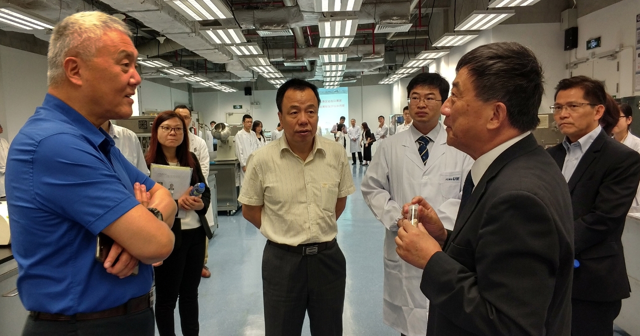 Zhao Guoping inspects the AMS-VLSI Lab