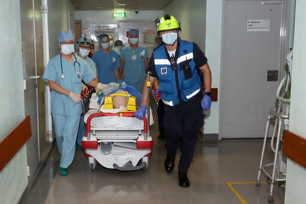 Os profissionais de saúde e os bombeiros transferiram os pacientes para um local seguro