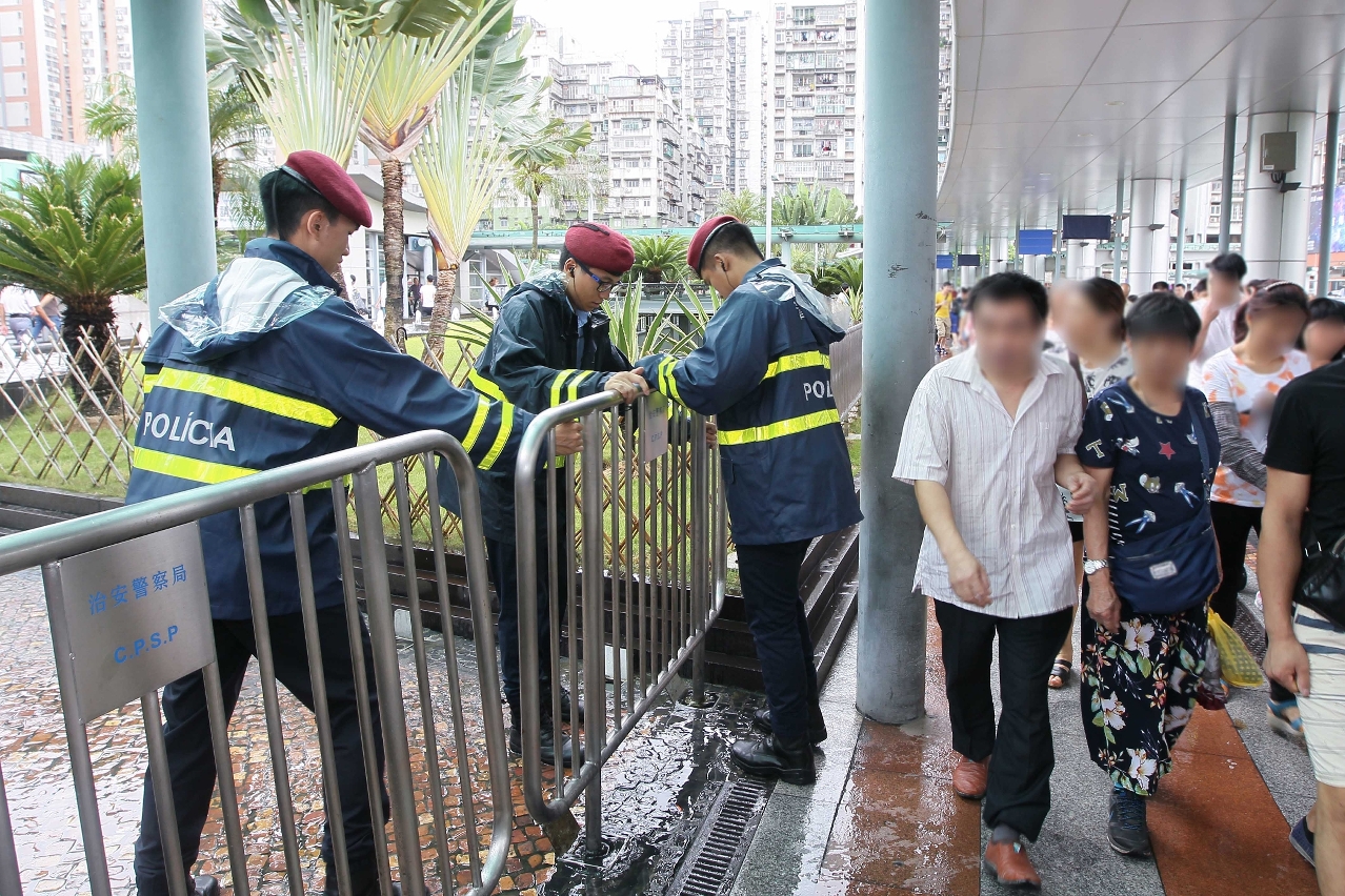 警員為控制人流安裝鉄欄