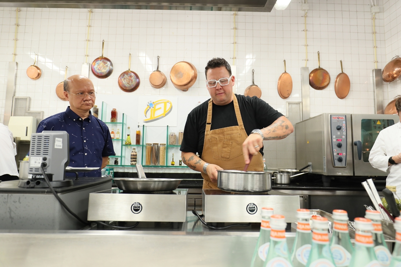 Chef Graham Elliot performed a cooking demonstration on two of his signatures dishes at the soon-to-open Coast at MGM COTAI