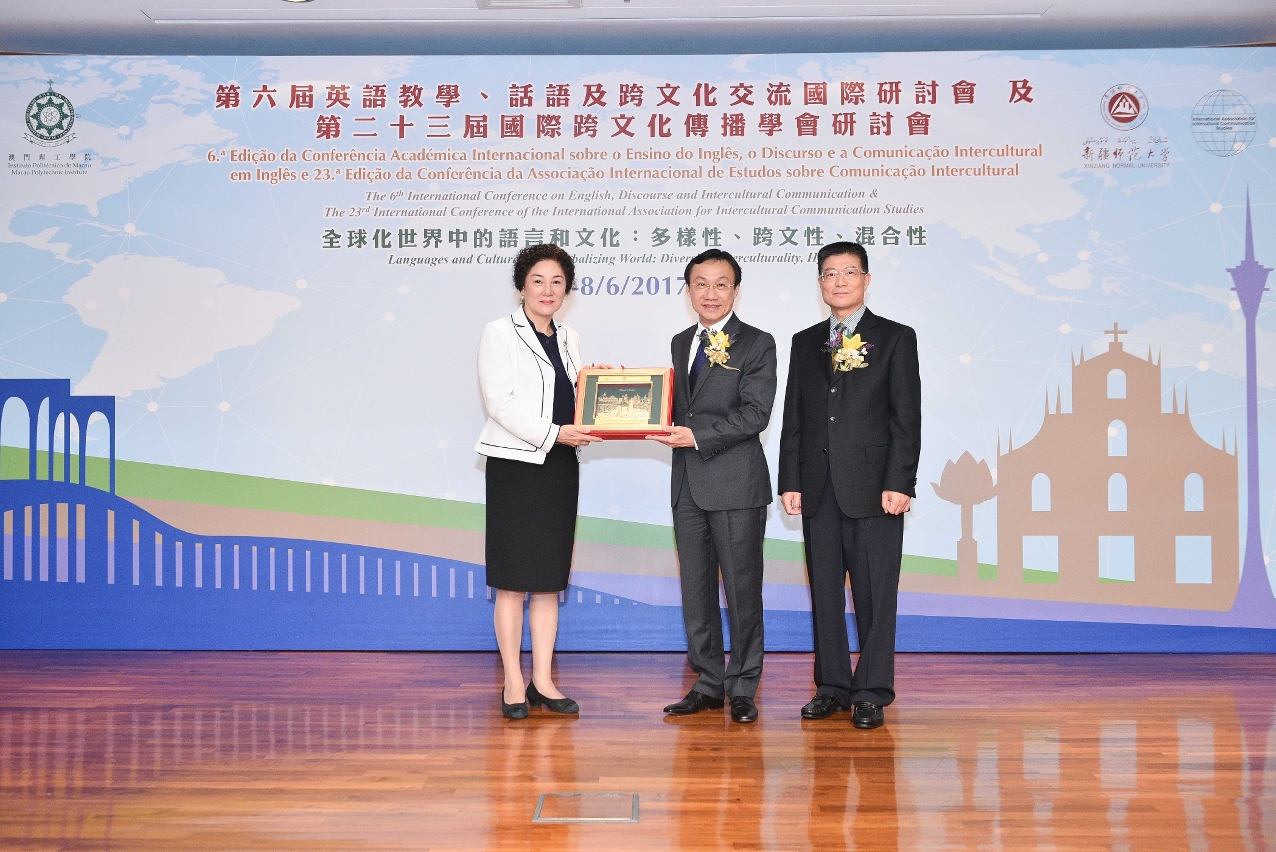 Dr. Tam Chon Weng, Secretary for Social Affairs and Culture of the Macao SAR presents souvenirs to the officiating guests