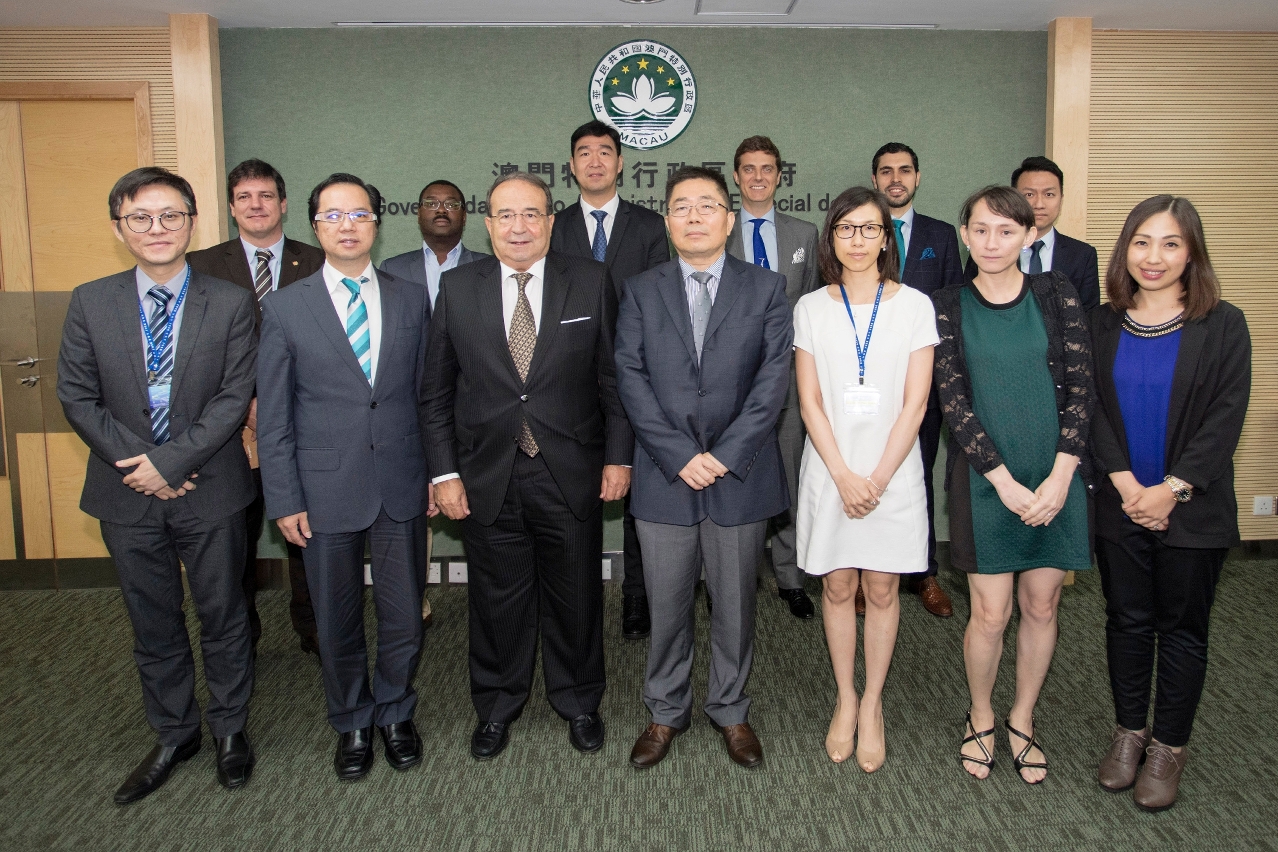 Visita da Associação dos Advogados de Macau à Direcção dos Serviços de Assuntos de Justiça