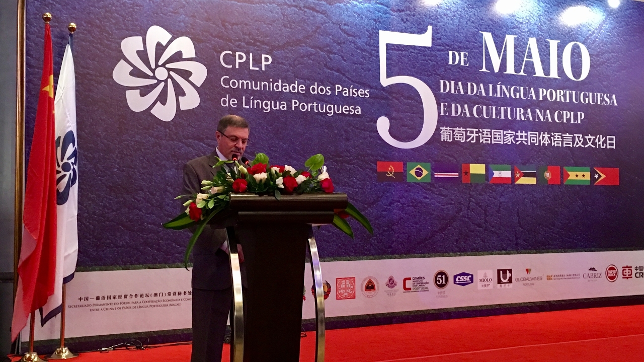 Dr Carlos Figueiredo presents the Libolo Project at CPLP ceremony in Beijing