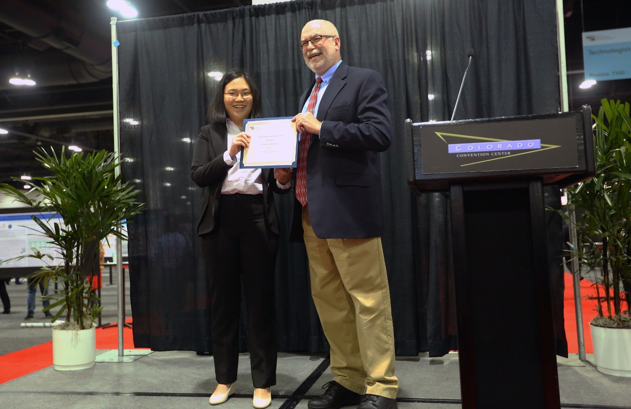 Li Tiantian (left) receives the third prize of the Young Investigator Award from Prof James Galt (right), chairman of the SNMMI CalC Council and a professor at Emory University.