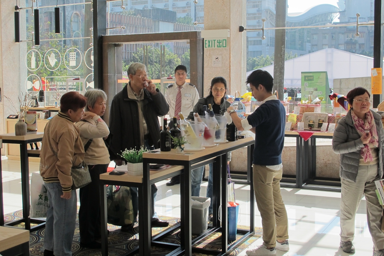 Chegaram ao Centro de Exposição muitos cidadãos e clientes especificamente para comprarem os produtos gourmet provenientes dos países lusófonos.