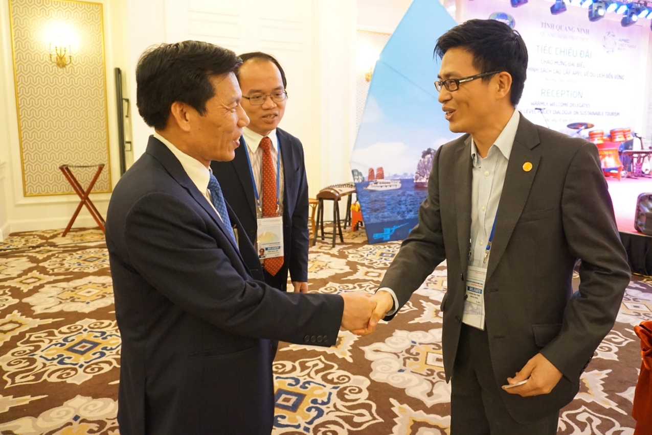 Ministro da Cultura, Desporto e Turismo do Vietname, Nguyen Ngoc Thien, dá as boas-vindas ao subdirector da DST