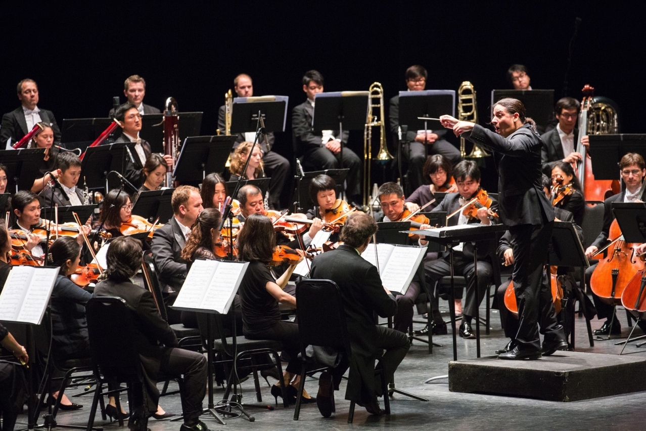 Young Spanish conductor Jose Luis Gomez collaborated with the Macao Orchestra again.