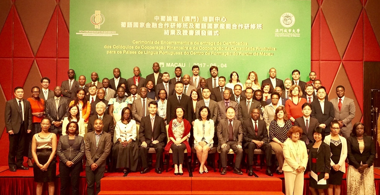 Fotografia de grupo dos convidados e dos participantes dos colóquios