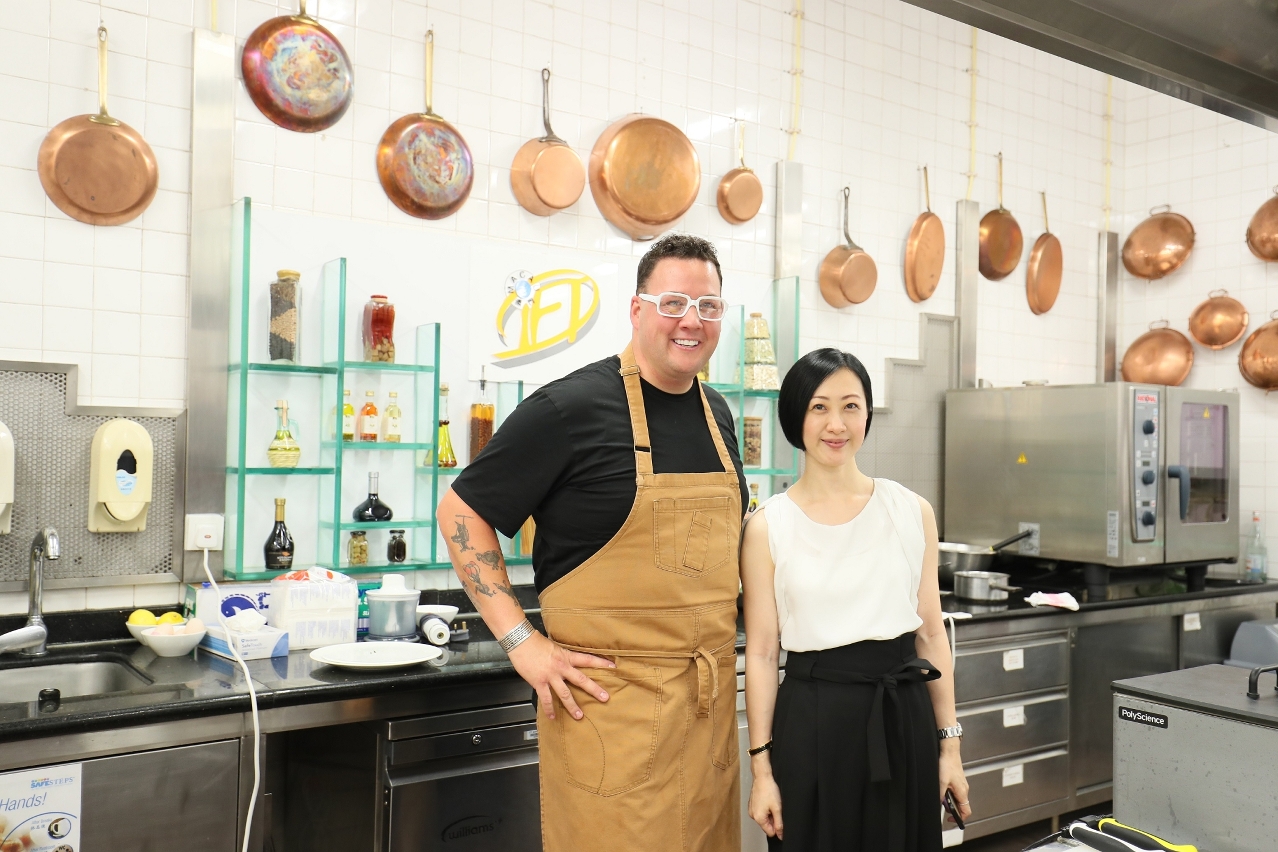 Chef Graham Elliot shared his philosophy and motto on cooking, as well as his career and experience in cooking with participants. Besides, a Macao local chef Betty Fung also shared her personal journey as a chef and on the catering scene in Macao with Chef Graham and the attendees.