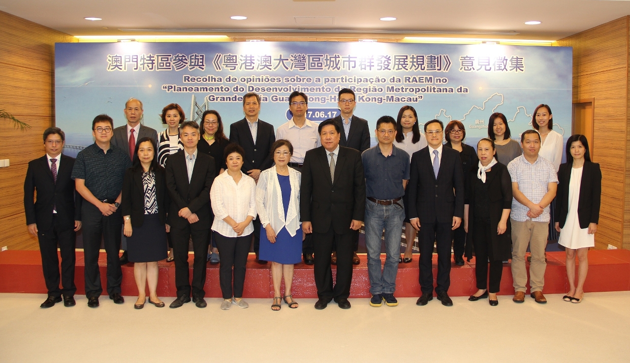 20170615_1  - Sessão de fotografia com os convidados que participaram na recolha de opiniões sobre a participação da RAEM no “Planeamento de Desenvolvimento da Região Metropolitana da Grande Baía de Guangdong-Hong Kong-Macau”.