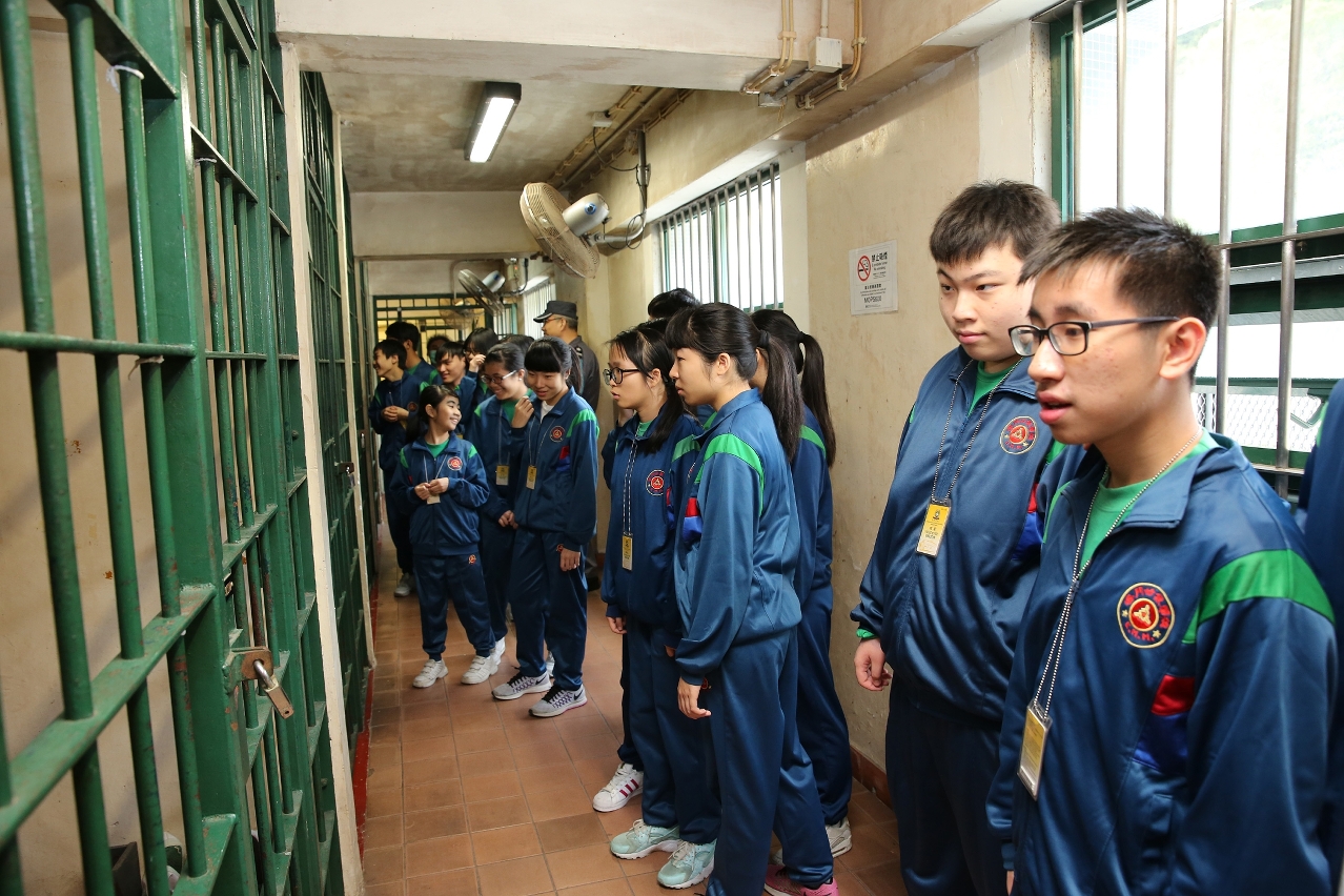 Visita dos alunos às celas