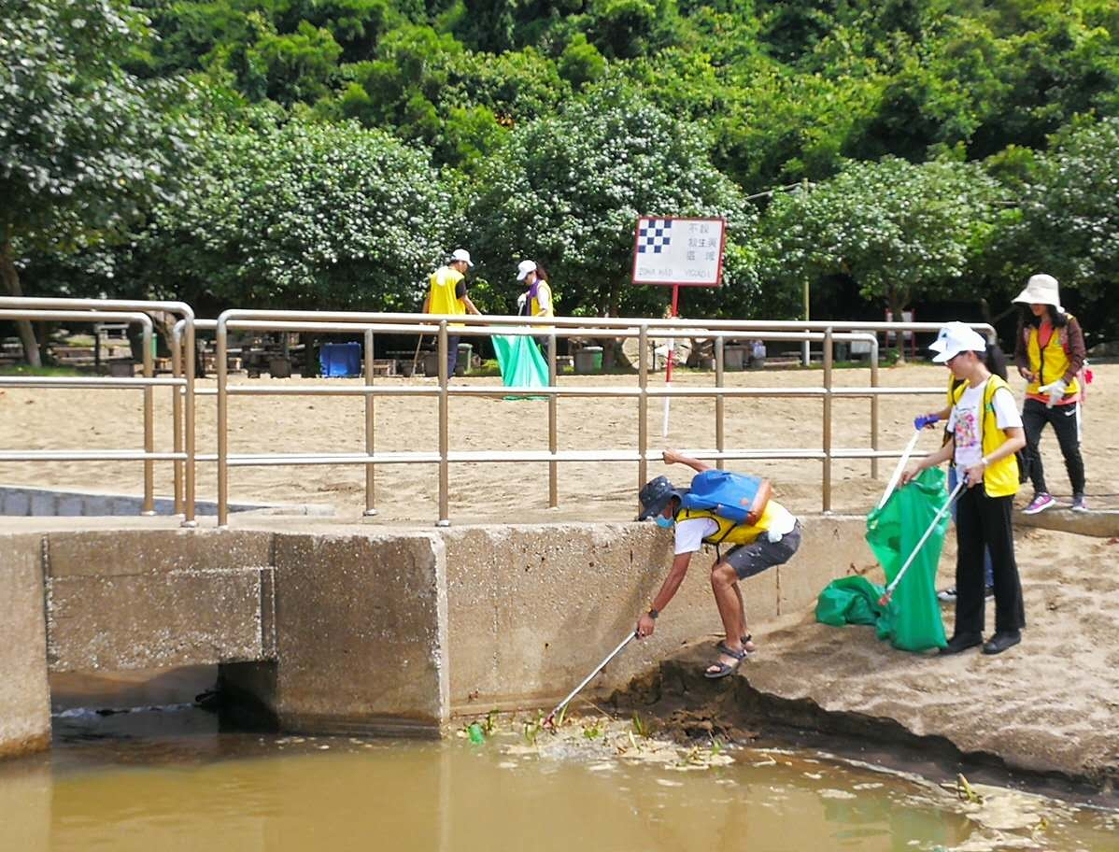 關愛小組成員不遺餘力在清理水流上的垃圾