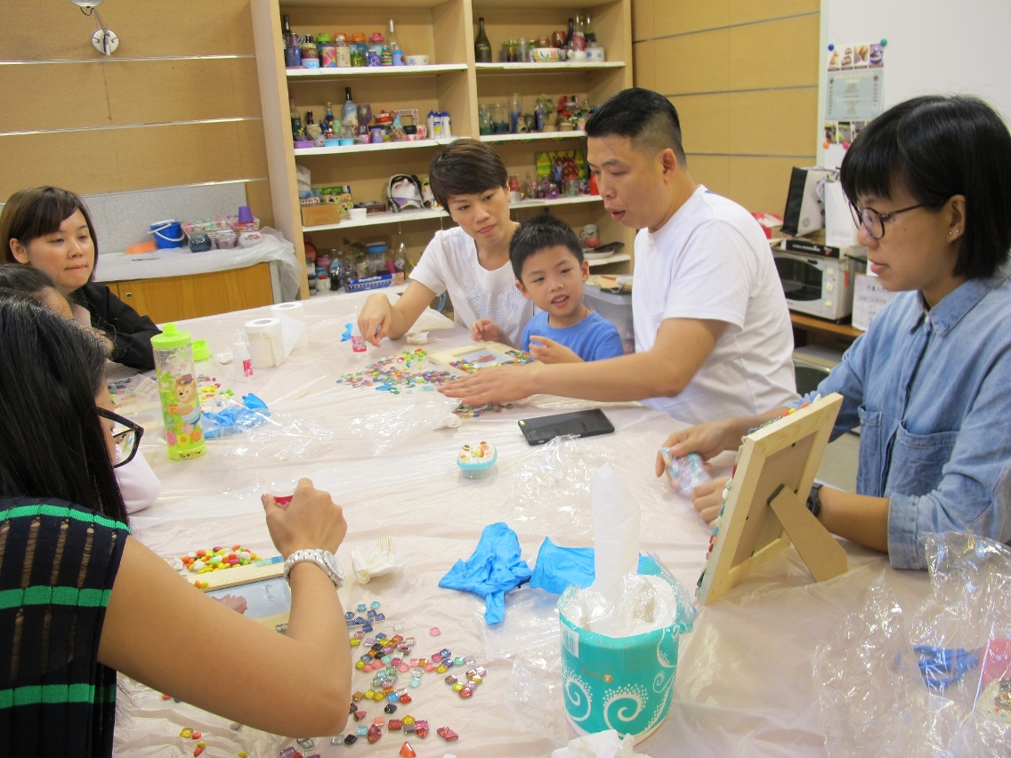 親子馬賽克工作坊，青年家長與子女一起發揮無限創意