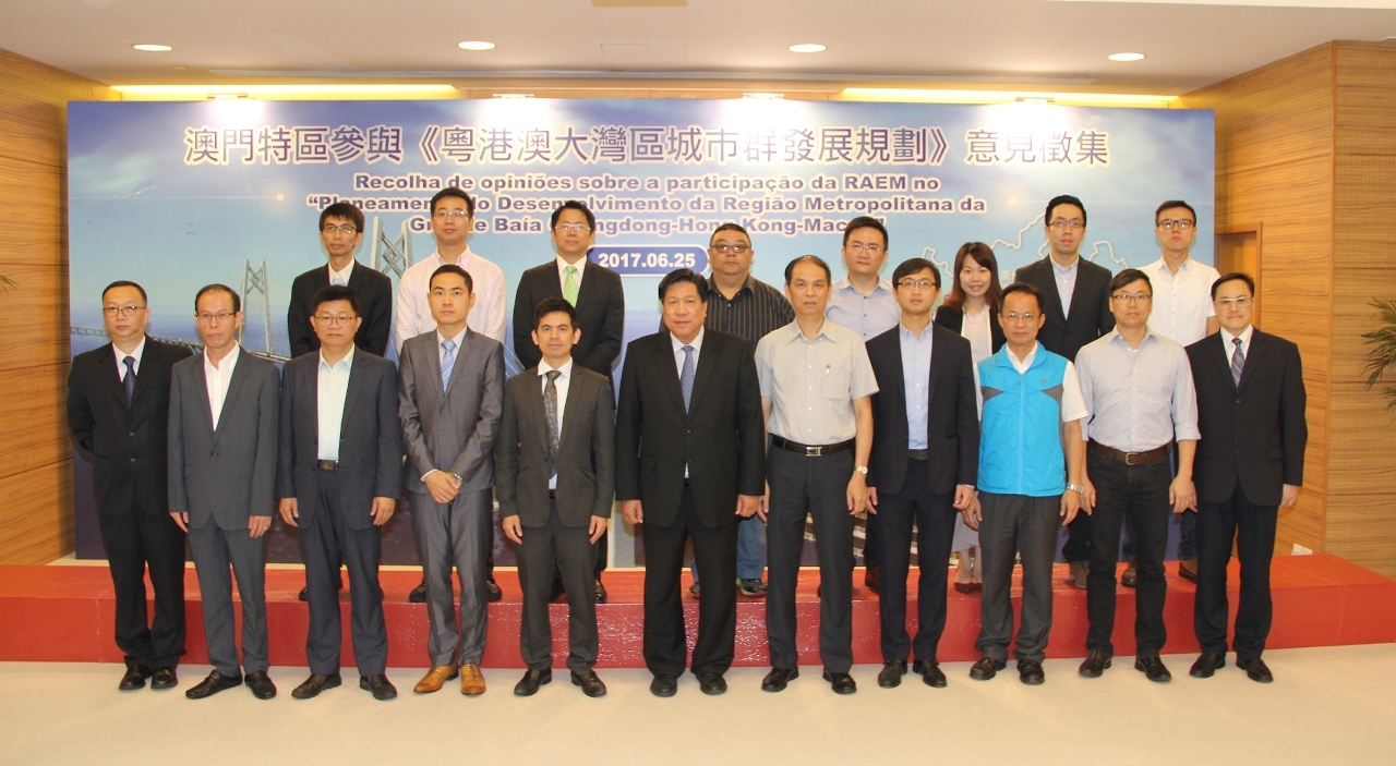 Foto de grupo da sessão de recolha de opiniões sobre a participação da RAEM no “Planeamento do Desenvolvimento da Região Metropolitana da Grande Baía Guangdong-Hong Kong-Macau”