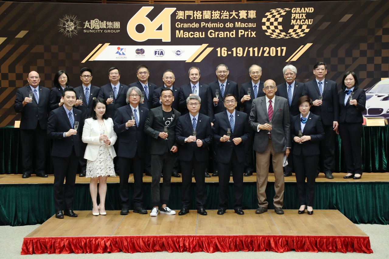 Fotografia de grupo dos membros e convidados da Comissão Organizadora do Grande Prémio de Macau