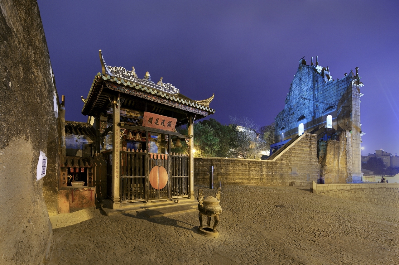 Na Tcha Temple and the back of the Ruins of St. Paul’s (photograph taken in March 2012)