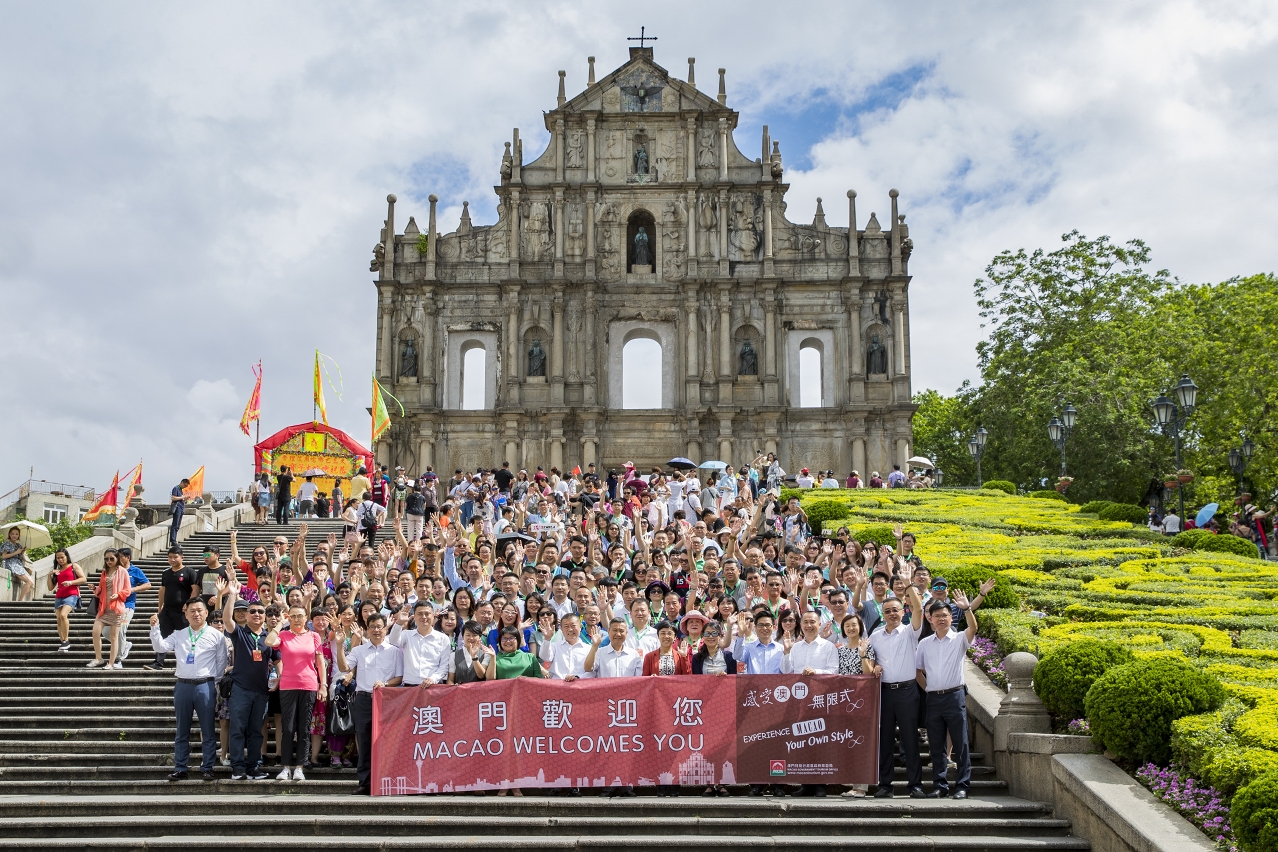 Dirigentes da DST com o grupo em visita de familiarização