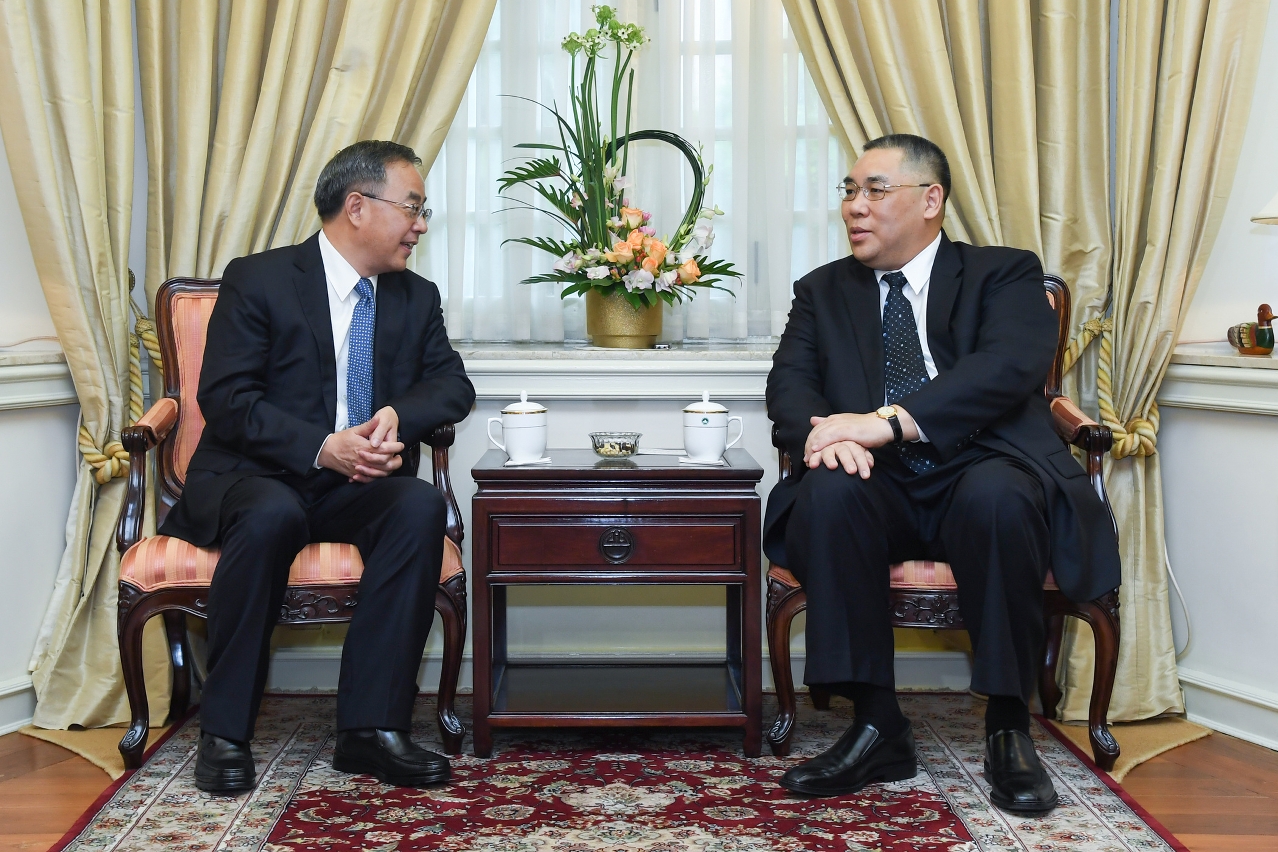 Encontro entre o Chefe do Executivo, Chui Sai On, e osecretário do Comité Provincial de Guangdong do Partido Comunista Chinês (PCC), Hu Chunhua.