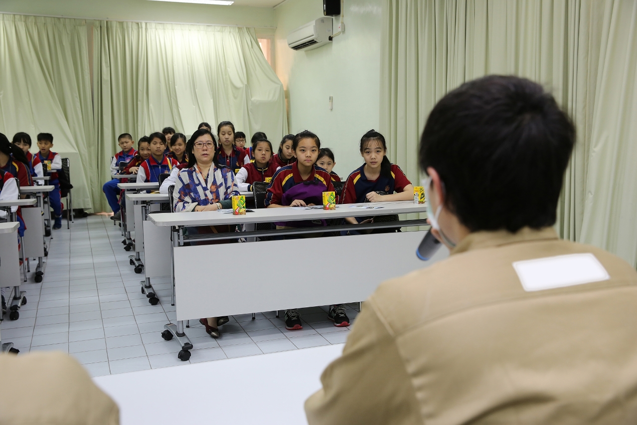 Com as experiências vividas, o recluso alerta os alunos para não desafiarem a lei