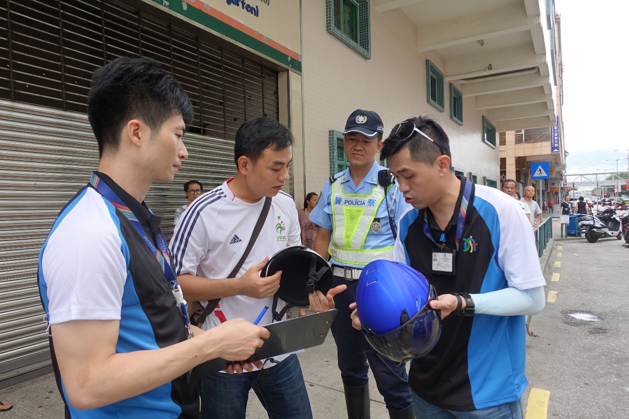 交通事務局與治安警察局持續開展聯合行動向市民宣傳使用符合規格頭盔